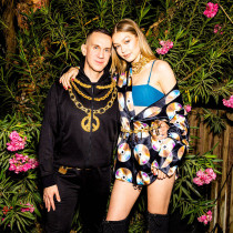 Jeremy Scott, dyrektor kreatywny Moschino z modelką Gigi Hadid