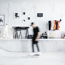 Limitowana kolekcja Ikei Spänst to nie tylko meble, ale też sportowa torba, deskorolka i obręcz oraz piłka do koszykówki.