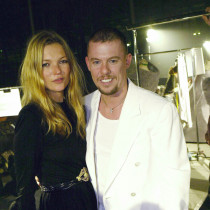 Alexander McQueen z modelką Kate Moss