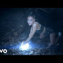 Ariana Grande i Nicki Minaj w teledysku do piosenki „The Light Is Coming”