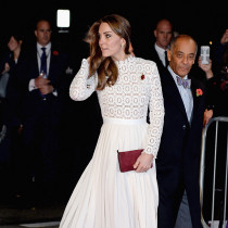 Ta sukienka Kate Middleton, w której księżna pojawiła się na premierze filmu „A Street Cat Named Bob” wyprzedała się na pniu.