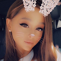Ariana Grande ścięła włosy! Artystka zafundowała sobie modnego loba.