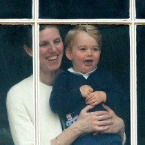To właśnie Maria Borrallo przytrzymywała księcia George’a w oknie Pałacu Buckingham w czasie Trooping the Colour 2015 umożliwiając jego sfotografowanie.