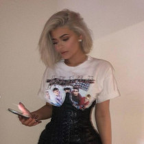 Kylie Jenner w spódnicy polskiej marki Epuzer.