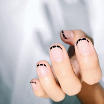 Modne paznokcie 2019: minimalistyczne kreski