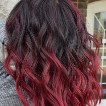 Modne fryzury 2019: Wine Hair, czyli idealna koloryzacja włosów dla fanek czerwonego wina i nie tylko!