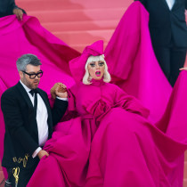 Met Gala 2019: Lady Gaga rozebrała się na czerwonym dywanie! Gwiazda przygotowała aż cztery kreacje