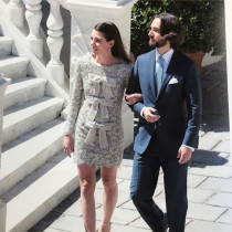 Jej sukienkę ślubną zaprojektował Anthony Vaccarello, dyrektor kreatywny Saint Laurent.