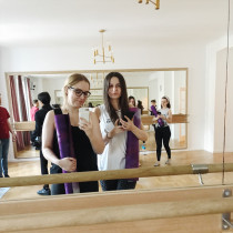 Ismena Dąbrowska i Dominika Tabaczyńska przed treningiem Barre Fitness (zdjęcia po nie nadają się do publikacji...).