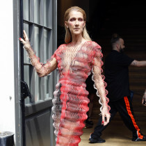 Céline Dion w kreacji Iris van Herpen na pokazie najnowszej kolekcji haute couture projektanta.
