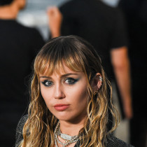 Trendy jesień 2019: Modne fryzury z grzywką w stylu Miley Cyrus,  Lili Reinhart, Seleny Gomez i innych gwiazd