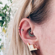 Tatuaże na uszach – inspiracje z Instagrama