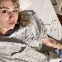Miley Cyrus trafiła do szpitala. Jej nowy chłopak Cody Simpson wspiera artystkę w trudnych chwilach