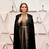 Aktorka pojawiła się w sukni i pelerynie Dior, na której znalazły się ręcznie haftowane nazwiska. To kobiety, które w 2019 roku wyreżyserowały swoje filmy.