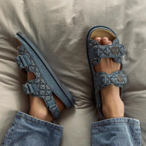 Sandałki Chanel: Pernille Teisbaek ma także jeansowy model.
