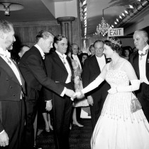 Królowa Elżbieta II podczas premiery filmu „Lawrence z Arabii”, 1962 r.