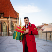 Łukasz Kędzior w świątecznej sesji zdjęciowej we Wrocławiu