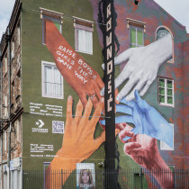 Mural autorstwa Barrakuz na warszawskiej Pradze