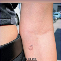 Tatuaż Hailey Bieber – brzoskwinia.