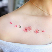 Tatuaż kwiat wiśni