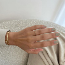 Szare paznokcie z wzorami – inspiracje na klasyczny, elegancki manicure i pedicure