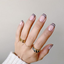 Szare paznokcie – pomysły na manicure.