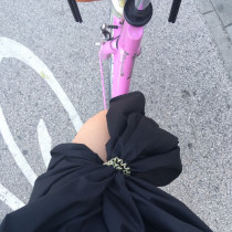 Stylizacyjny trik z gumką Invisibobble, dzięki któremu można jeździć w sukience na rowerze.