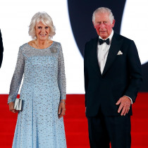 Księżna Camilla i księżę Karol na premierze „Nie czas umierać