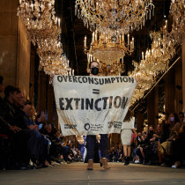 Protest ekologiczny podczas pokazu Louis Vuitton na wiosnę-lato 2022