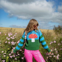 Sweter z nadrukiem to hit na Instagramie. Sprawdź, jakie wzory zdobią tą część garderoby!