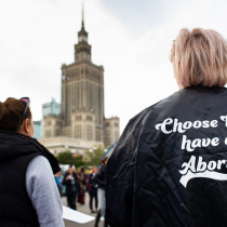 #AniJednejWięcej: akcja solidarnościowa po śmierci ofiary zaostrzenia prawa antyaborcyjnego w Polsce. Jak wziąć udział?