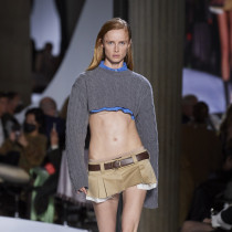 Modne spódnice wiosna-lato 2022. Projektanci podpowiadają nie tylko, które modele wybrać, ale również jak je nosić