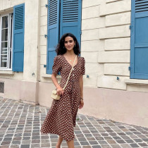 Modna sukienka z guzikami to ulubiony model Francuzek. Nie będziesz chciała nosić innych
