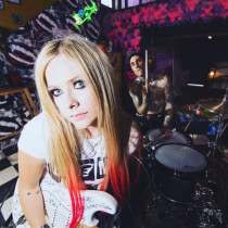 „Love Sux” – recenzja nowej płyty Avril Lavigne