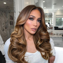 Fryzjer Jennifer Lopez zdradził tajemnicę jej sprężystych, gładkich i lśniących włosów. Wystarczy jeden kosmetyk, żeby zapewnić sobie spektakularny efekt
