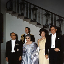Jackie Kennedy w jasnożółtej asymetrycznej kreacji podczas kolacji w Białym Domu w 1961 roku.
