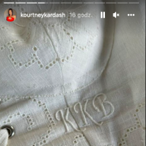 Inicjały KKB wyhaftowane na sukni ślubnej Kourtney Kardashian.