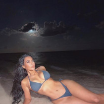 Triangle bikini największym przebojem plażowym według Kim Kardashian. Trójkątne miseczki wracają na szczyt