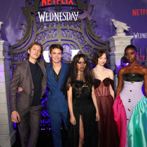 Jenna Ortega i inne gwiazdy na premierze serialu „Wednesday”
