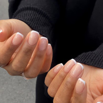 Modne paznokcie 2023: clean girl nails