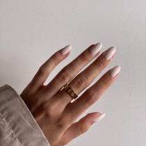 Minimalistyczne paznokcie na wiosnę 2023: oat flat white nails – inspiracje