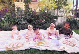 True Thompson ma już 6 miesięcy. Z tej okazji Khloé Kardashian zorganizowała piknik, na którym pojawili się kuzyni dziewczynki: Stromi Webster, Dream Kardashian oraz Chicago i Saint West!