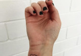 Tatuaż na rękę - serce i kwiaty