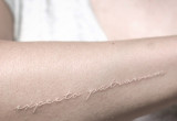 Tatuaże na rękę - biały pigment