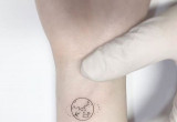 Tatuaż na rękę - samolot, który okrąża świat
