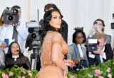 Met Gala 2019: Kim Kardashian w sukni Mugler inspirowanej kaligornijską dziewczyną wychodzącą z oceanu na czerwony dywan.