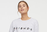 Szara bluza z nadrukiem Friends H&M, 59,99 zł przeceniona z 79,99 zł