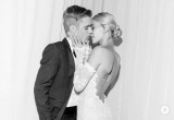 Natomiast garnitur ślubny Justina Biebera to projekt Hediego Slimane'a z Celine.