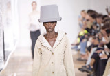 Trendy wiosna-lato 2020: Garnitury ( w stylu safari) i kapelusze / Nina Ricci