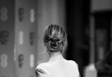 Kok Laury Whitmore na gali BAFTA 2016, czyli „włosy czesane wiatrem”.
